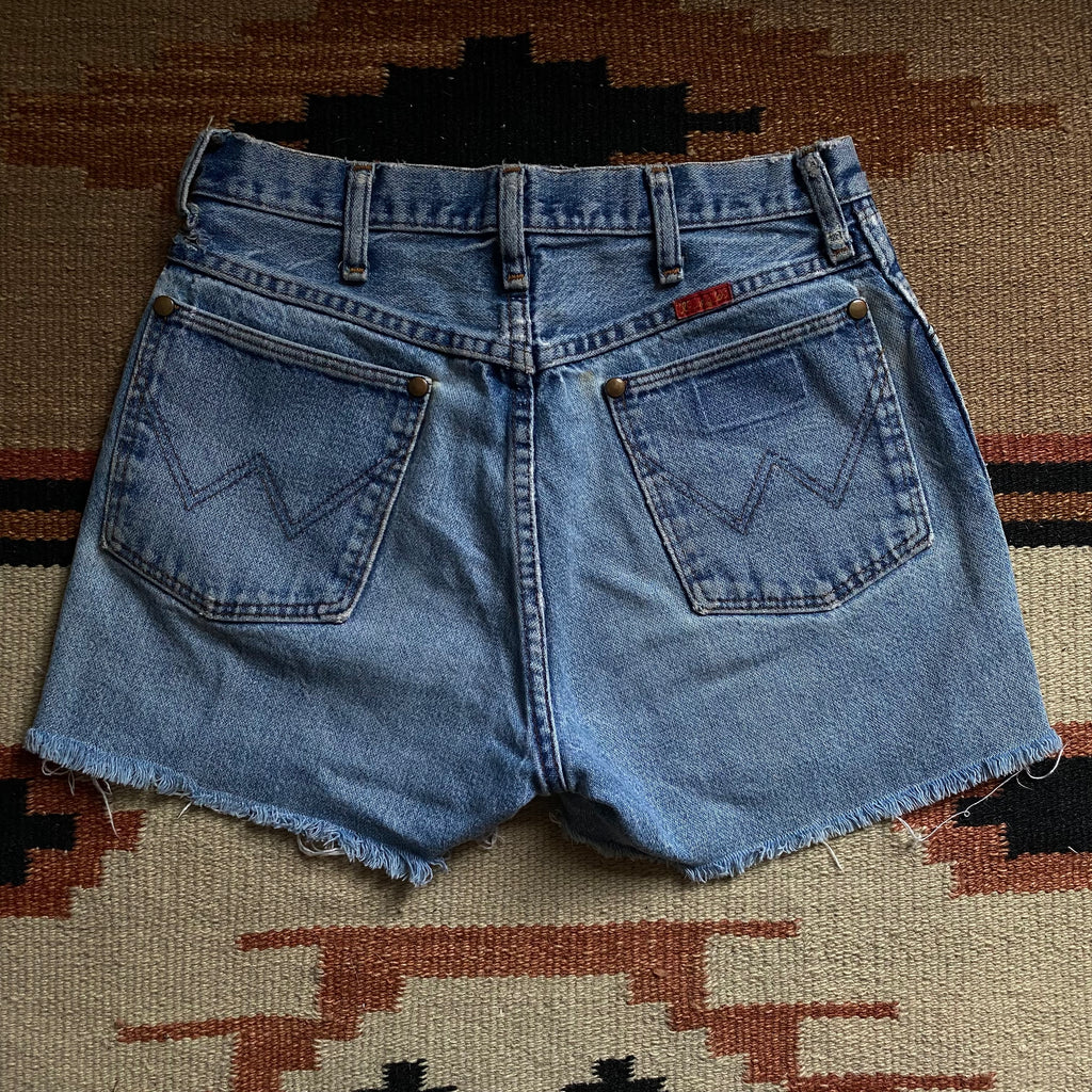 Lightwash Wrangler Cut Off Shorts 26”