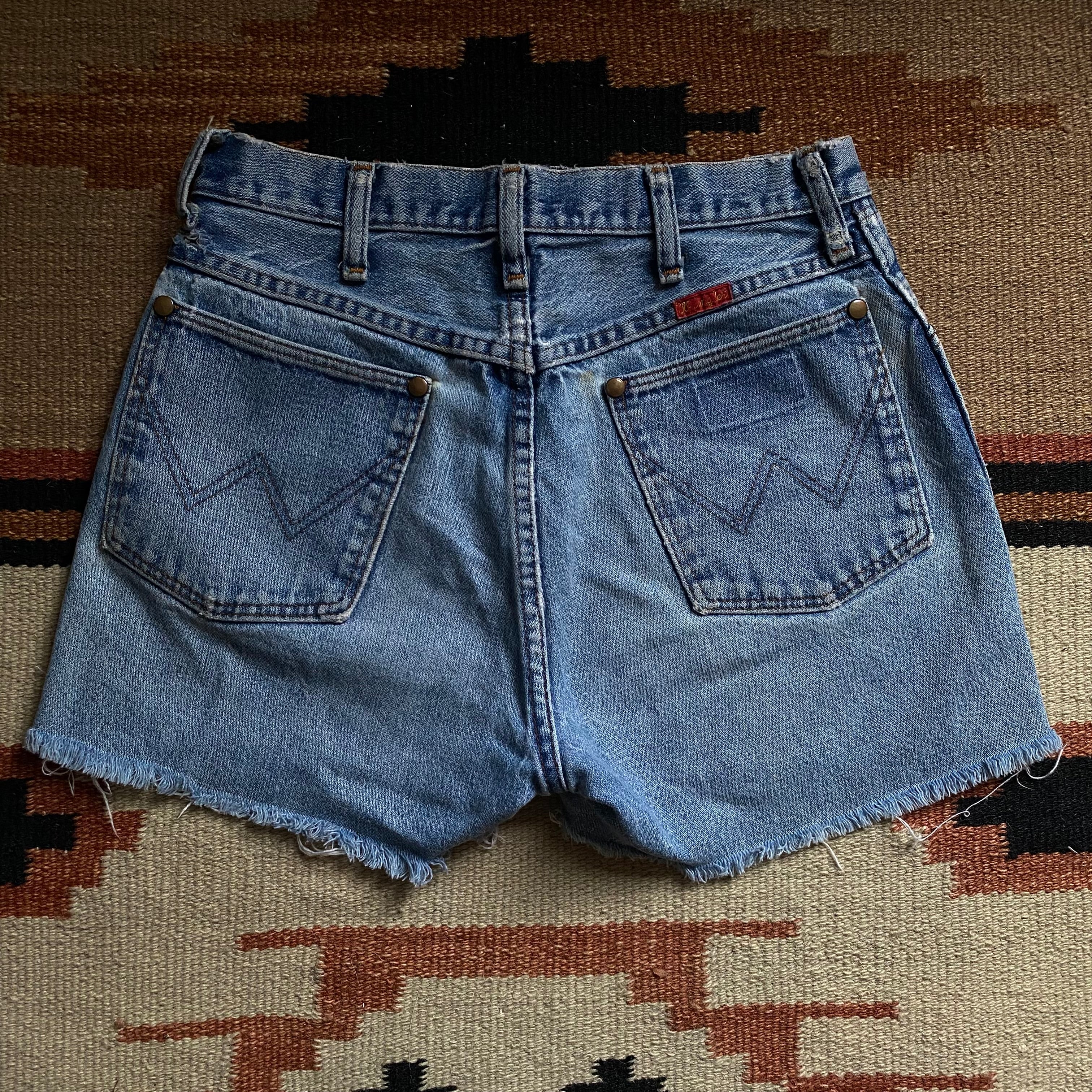 Lightwash Wrangler Cut Off Shorts 26”